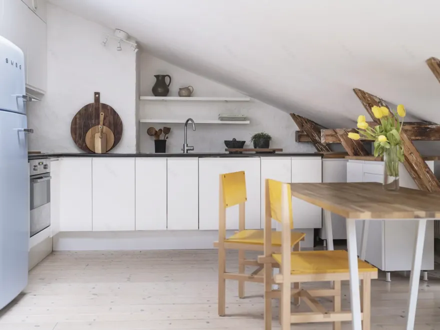 瑞典一旧楼顶层公寓的活力黄灰设计-7