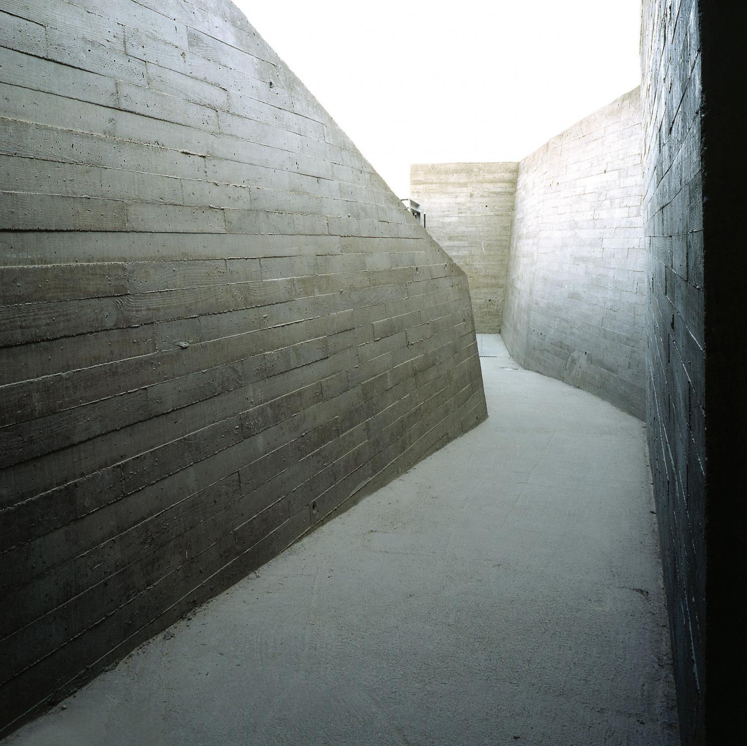 钢构电梯塔与办公楼 | 连接历史与现代的创意之作-17