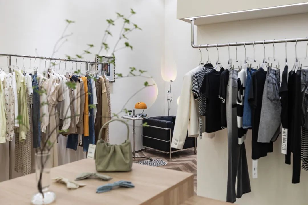 秋风萧瑟中的艺术与生活·大亦设计女装馆丨中国无锡丨大亦设计（江阴）-25