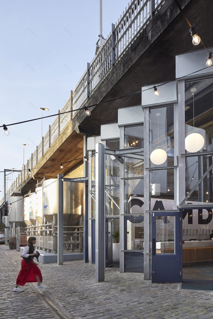 伦敦 Camden Town Brewery 啤酒馆,工业风格铁路拱门设计惊艳亮相-3
