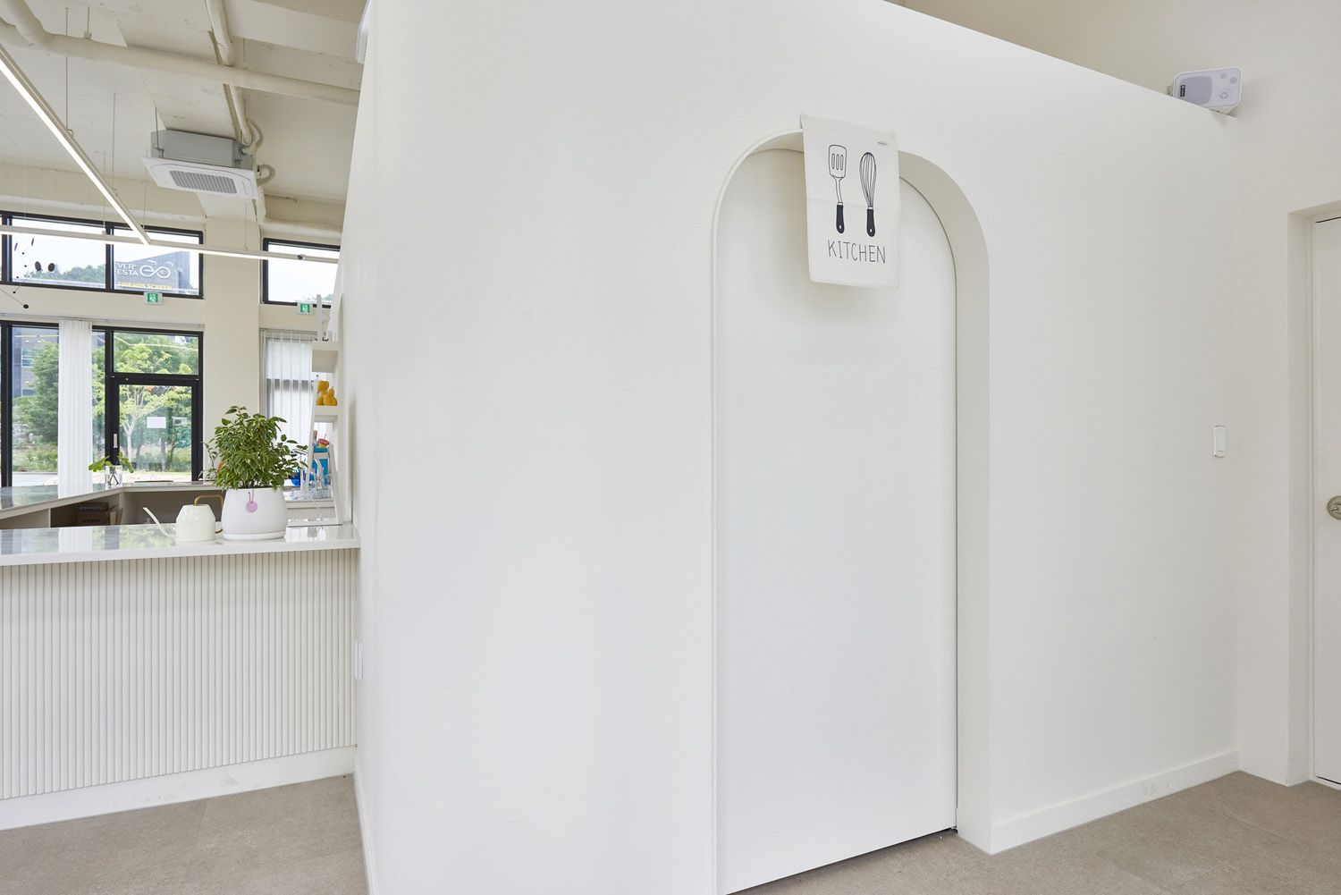 极简 38 平咖啡馆，展现空间魅力-10