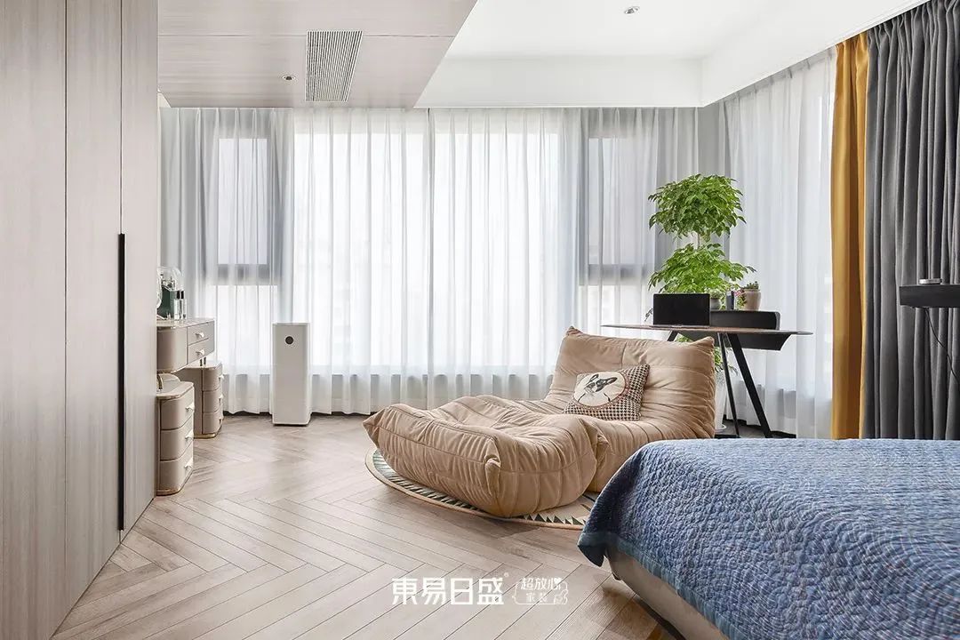 90后夫妻220㎡现代简约的家，三室变四室，被主卧圈粉了！-2