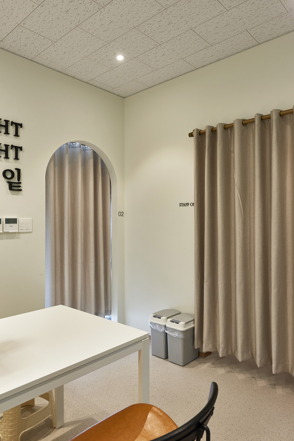 31 坪白色与木质的极简主义宠物店设计-17