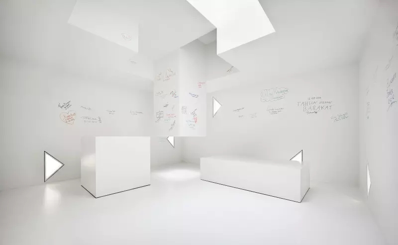 已有建筑中新空间的挖掘：镂空天花板，打造满溢阳光的中庭医学中心-13