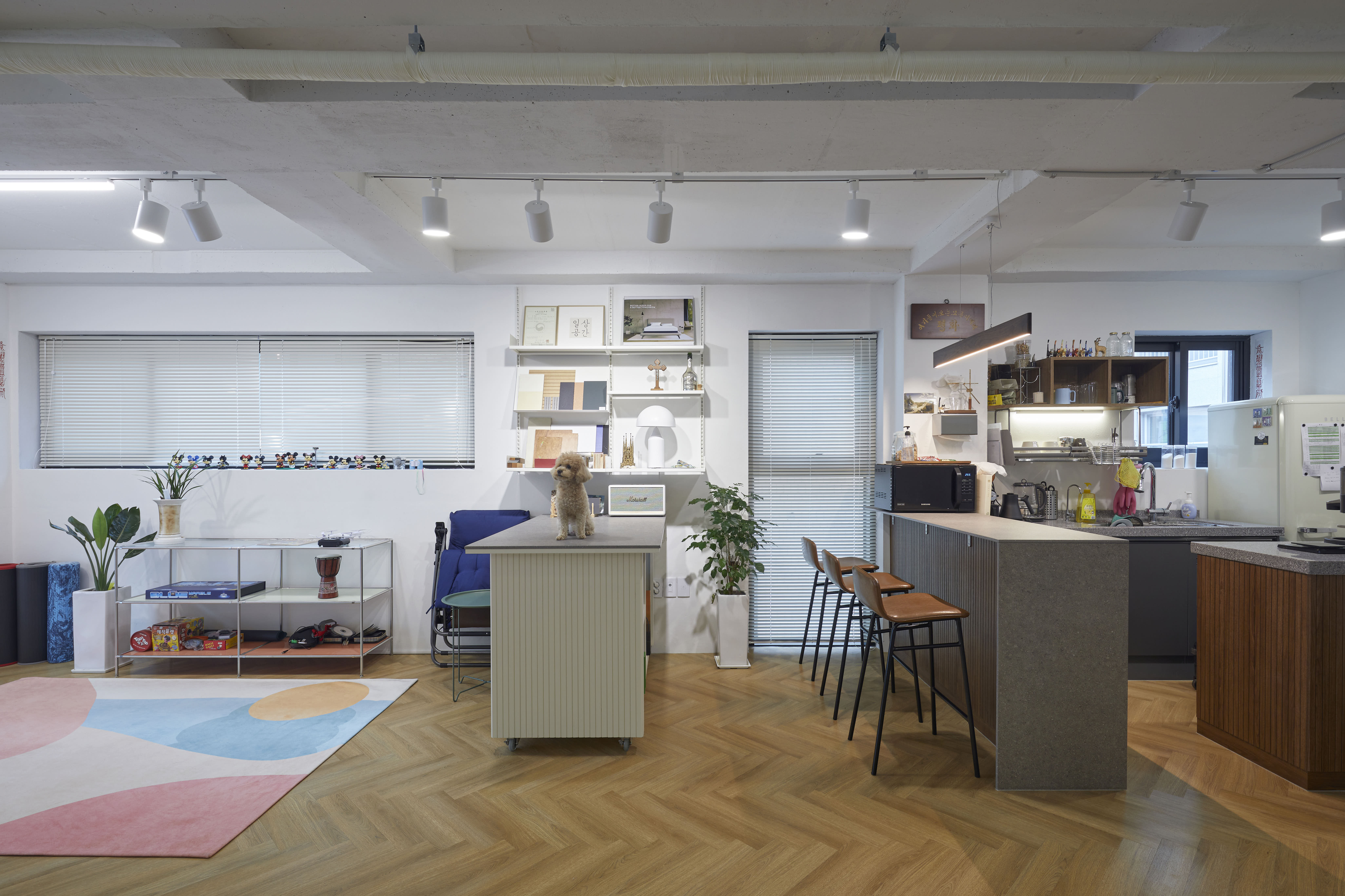 极简 24 平米办公空间设计-5