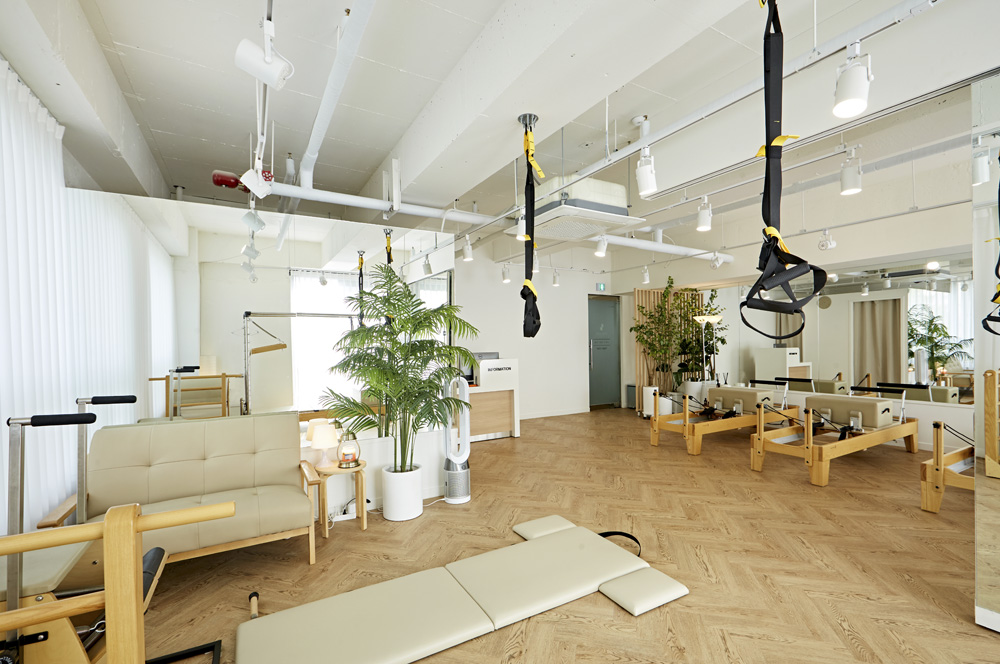 温馨舒适，20 平米白色与木质调的惬意空间-11