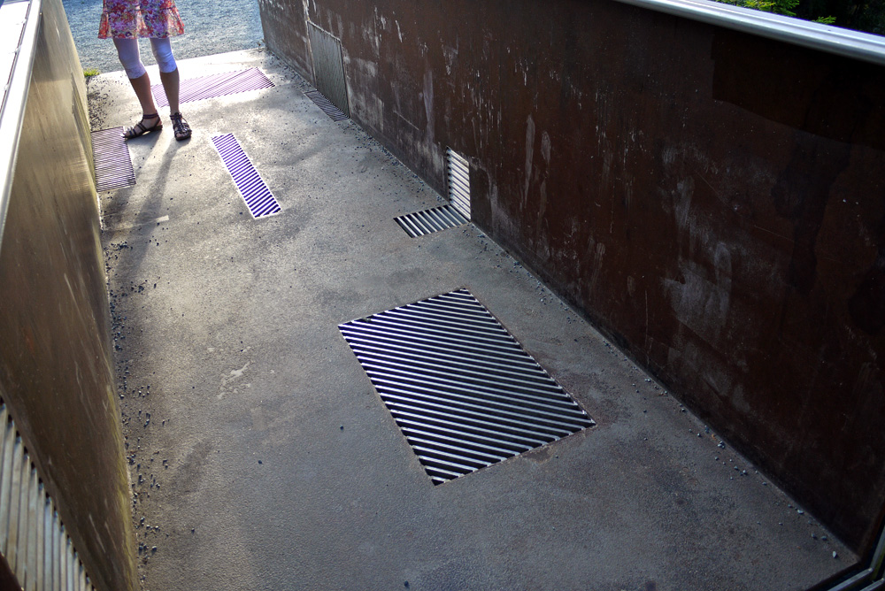 景区悬挑在悬崖上的桥-18