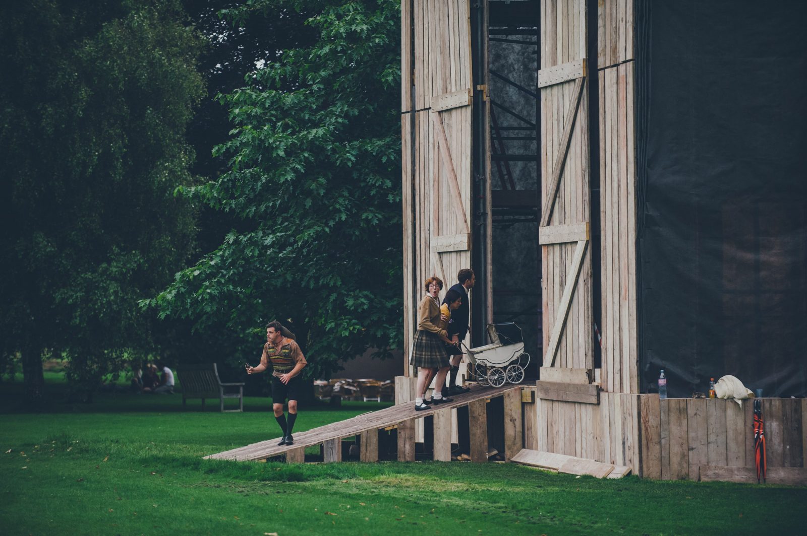 飞动剧场 组装

注：由于on the Fly 这种表达不太常规固定，飞动 是依据整体语境一种较合理的推测翻译，如果原文有其特定含义，此翻译可能需调整Assemble 结合剧院场景，一般是组装 这类动态相关的意思符合情况，若有更多背景信息，或许能更精准呈现 丨英国奇切斯特-6