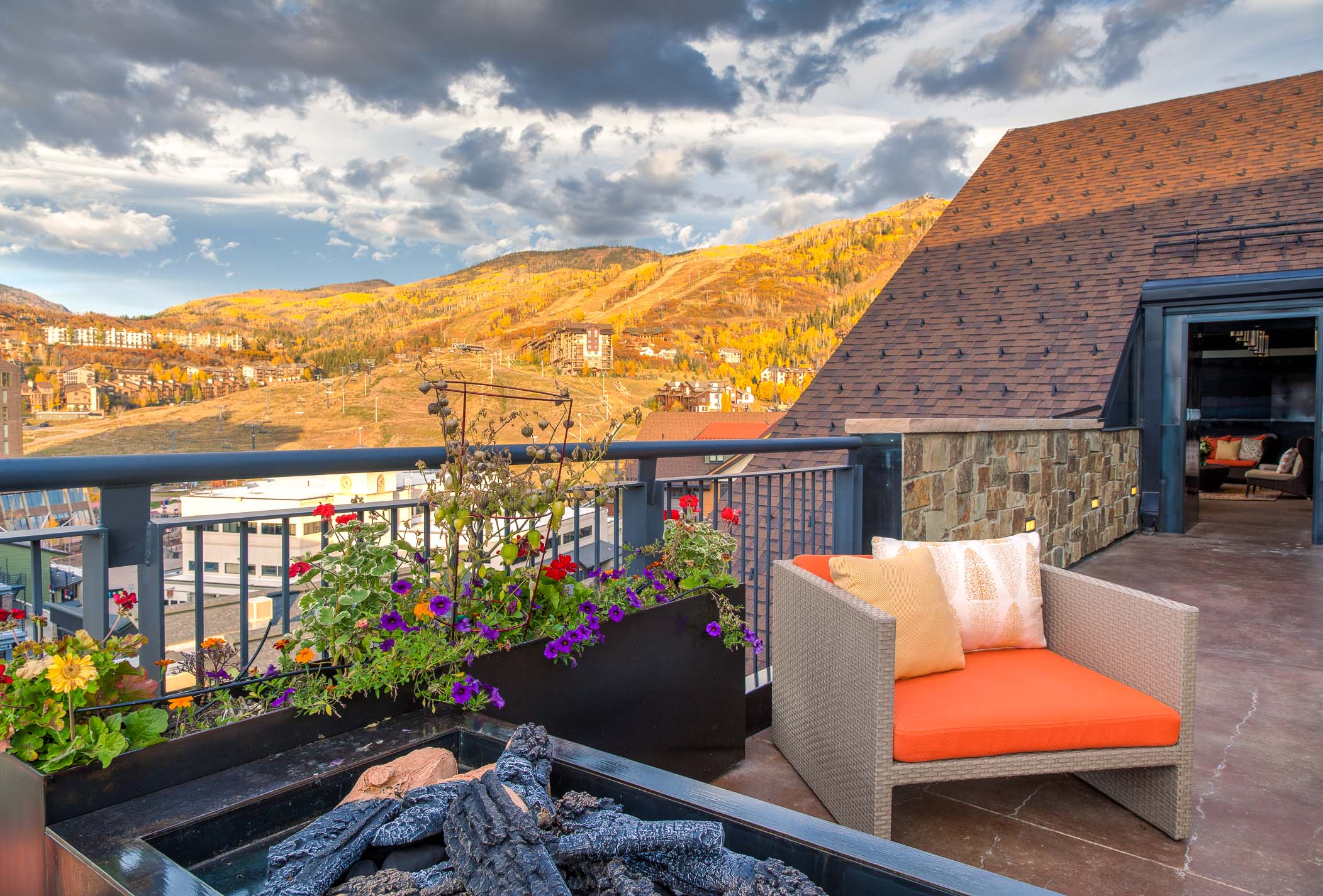 垂直艺术建筑打造四季皆宜的滑雪胜地顶层露台设计-22