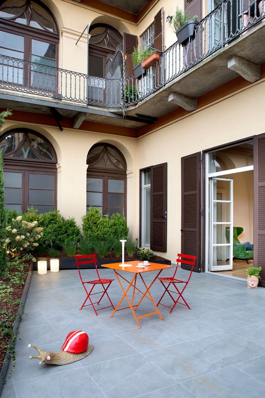Lovely Apartment in Torino Cleverly Combines Classical Details with Contemporary Arrangements-32
