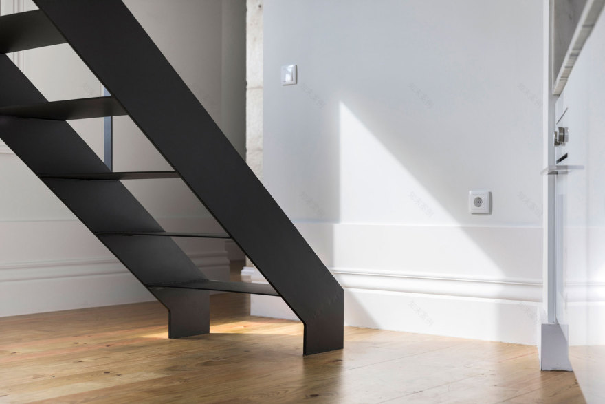 葡萄牙波尔图 19 世纪老宅翻新,黑白对比打造现代居住空间-25
