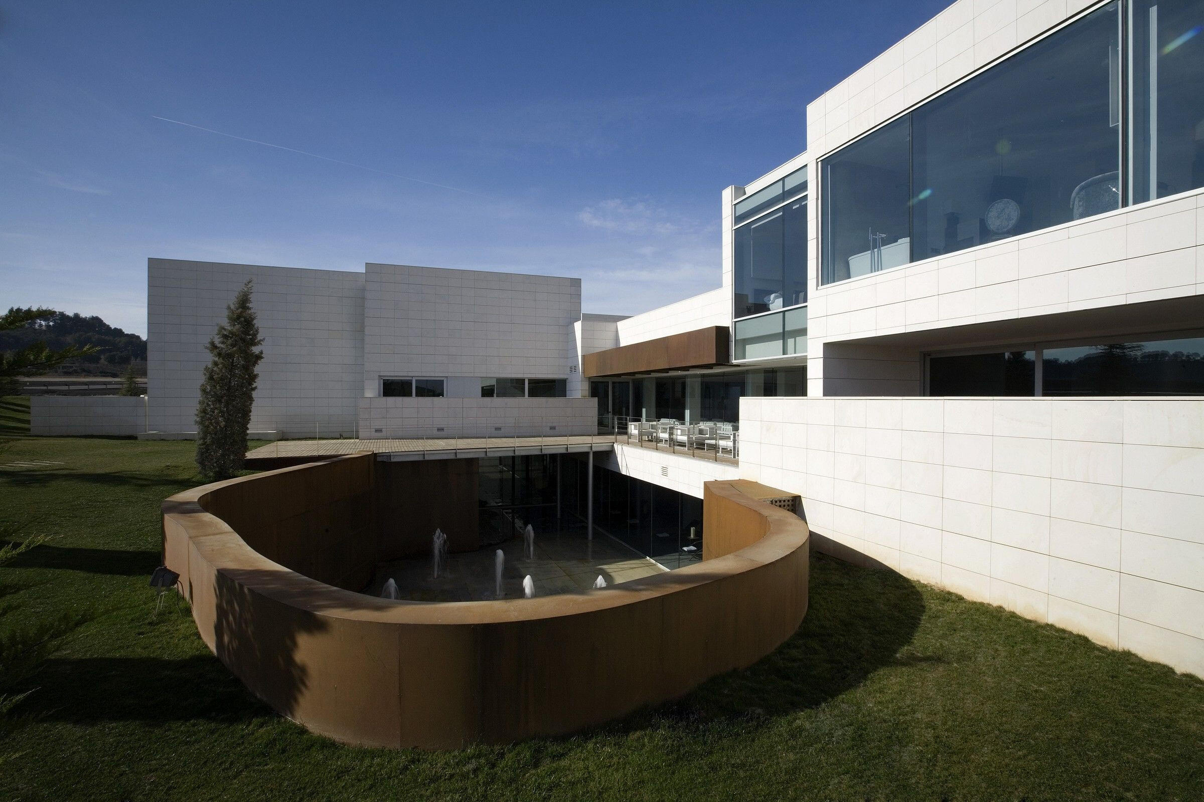 地形融入的绿色多功能酒店设计-18