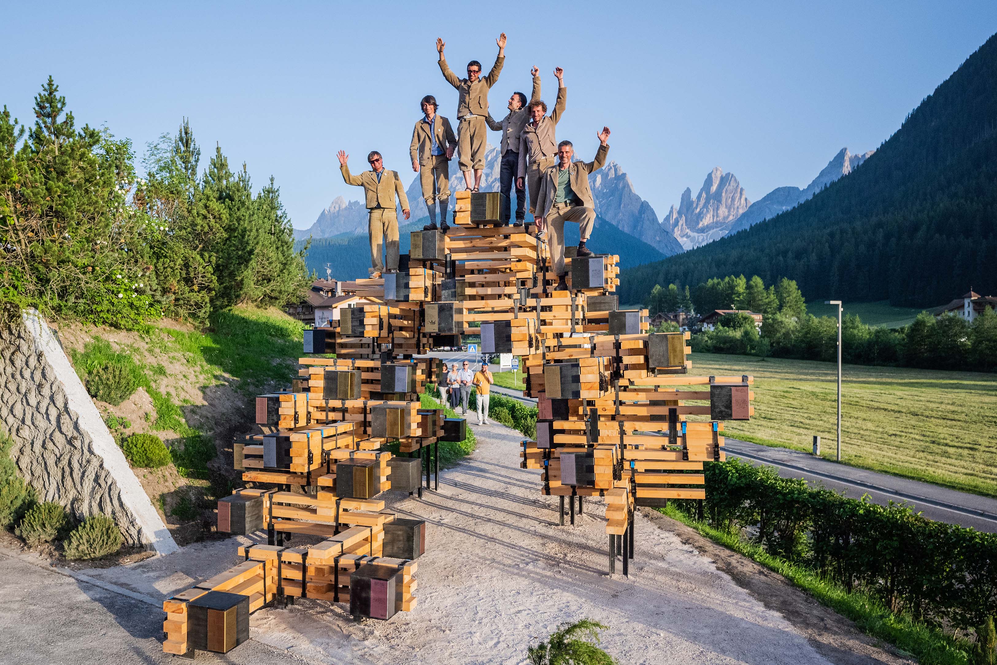 穿越时空的登山传奇 | 150 年 Dolomites 峰顶书安装艺术-5