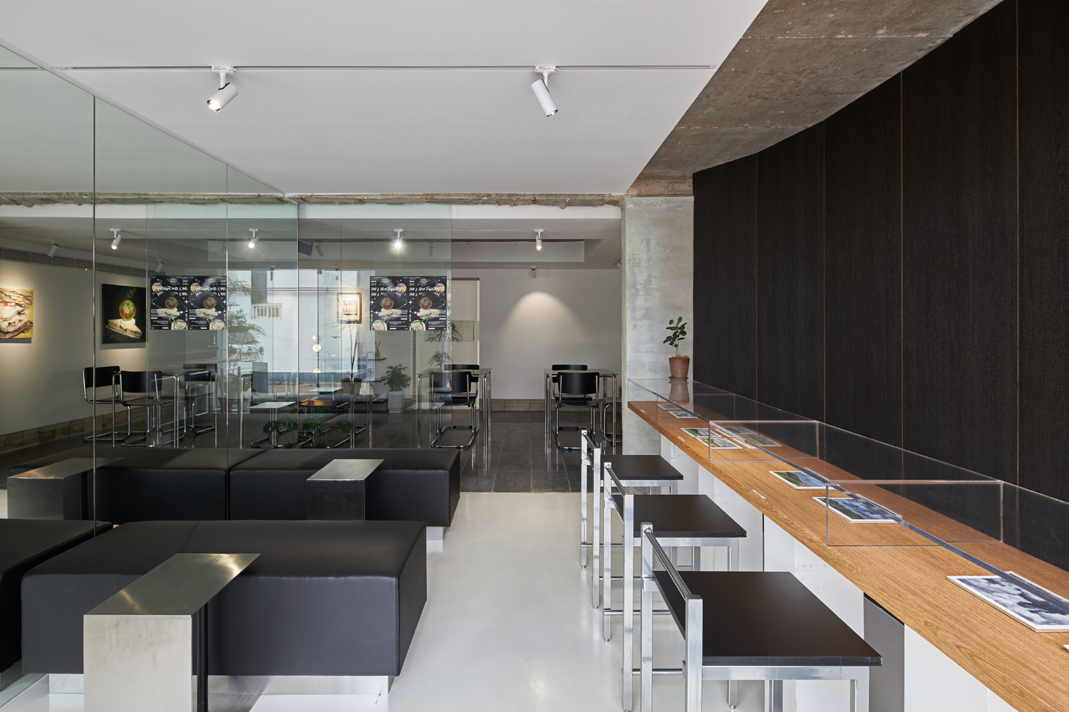 29°C 的温暖 | 木质氛围的咖啡厅设计-4