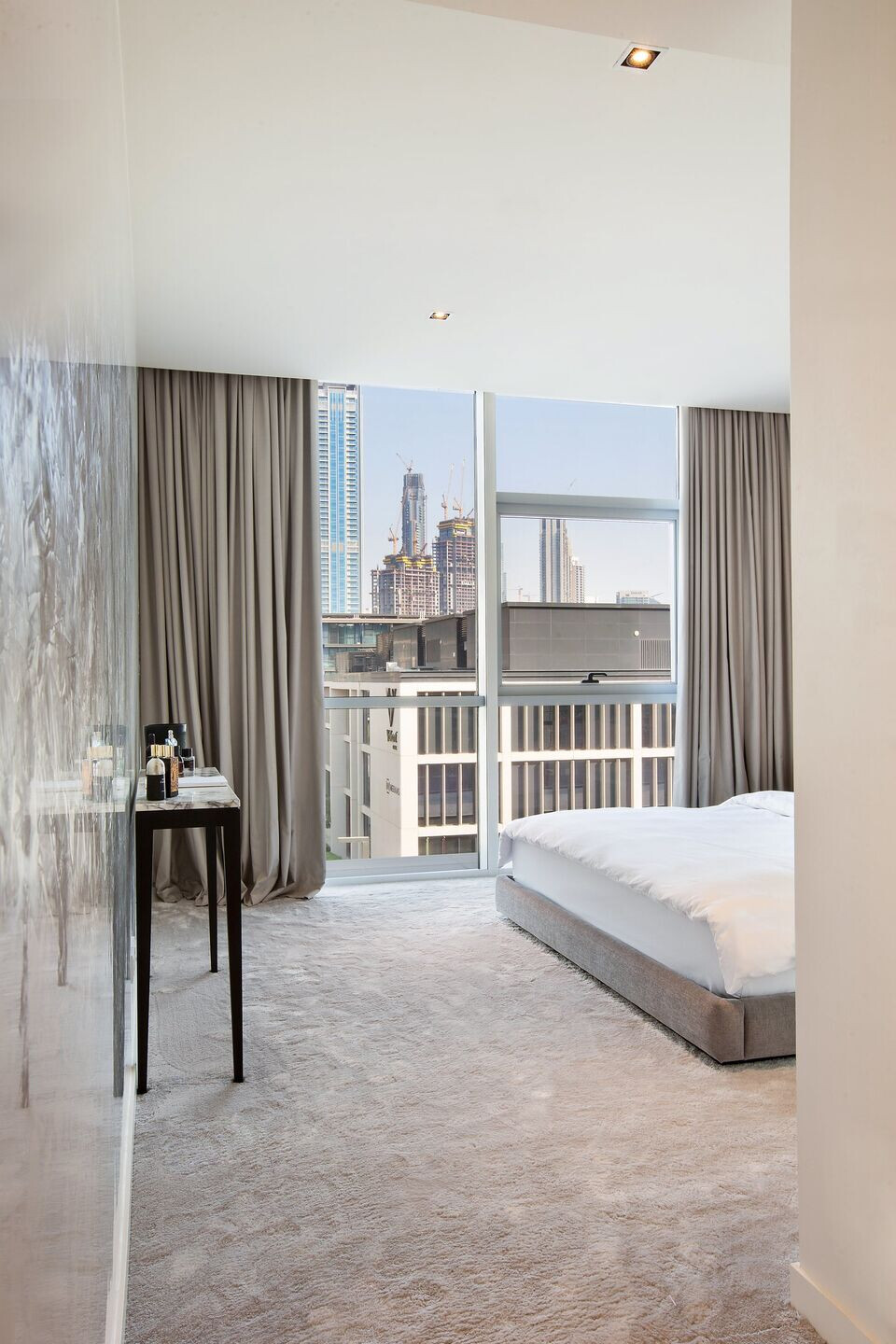 迪拜尼乌工作室的灰色优雅公寓设计丨阿联酋迪拜丨The Niu Studio-24