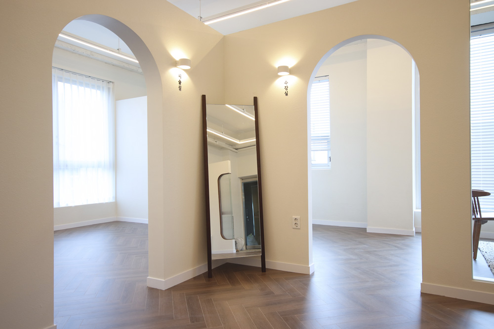 温馨韩式美容院，展现白色与木质的魅力-16