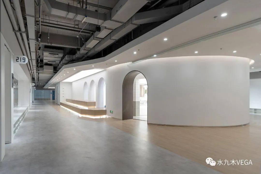 魏公村艺术综合体 · 现代简约教育空间丨中国北京丨屈飞婧,陶大伟,邱实,郑恬辛,张静,罗逸亭,梁秀川-0