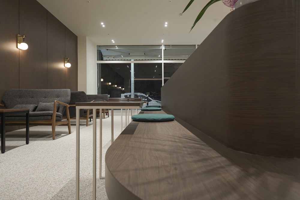 白色与木质，打造 36 平米的极简咖啡厅-17