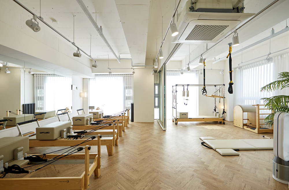 温馨舒适，20 平米白色与木质调的惬意空间-2