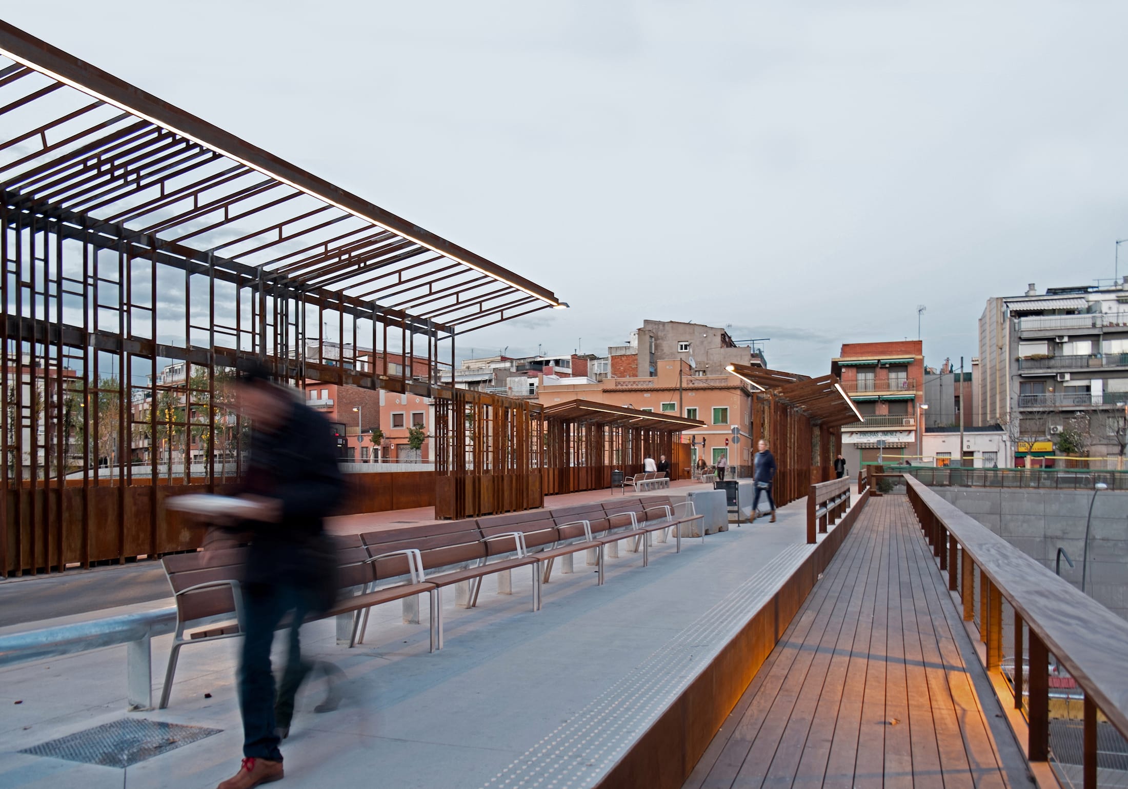 巴塞罗那“新旧三位一体”社区空间-6