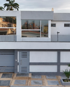 Modernization and extension to the facade of a house