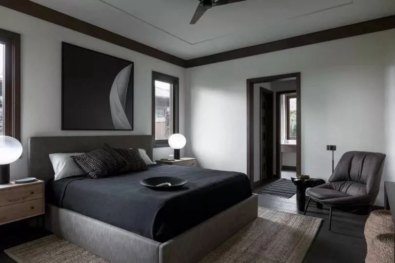 奇葩设计师用2年把房子涂成黑色,还被夸是天才？-121