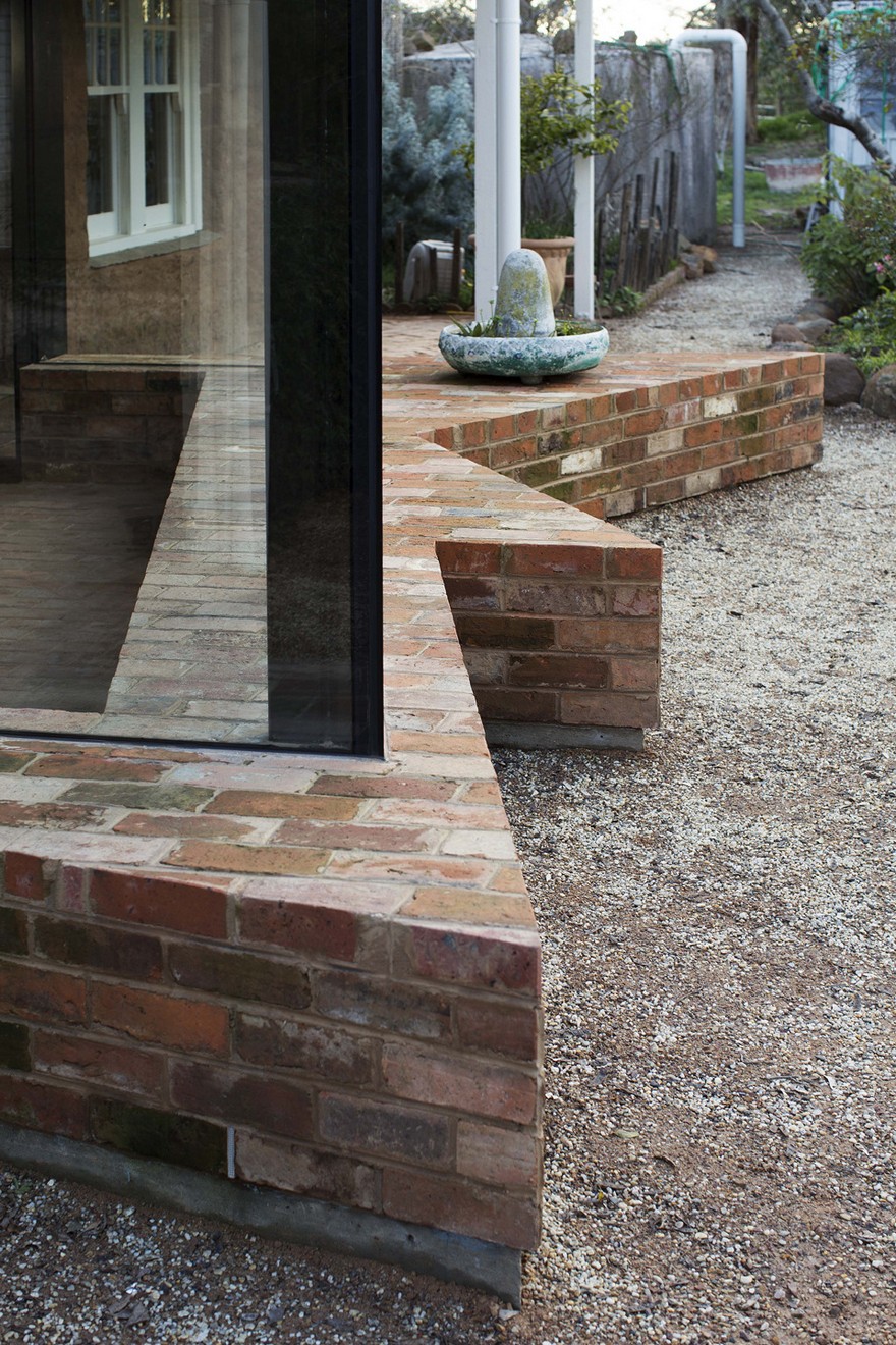 Modern Glass Extension Upgrading Mud Brick House in Victoria-6