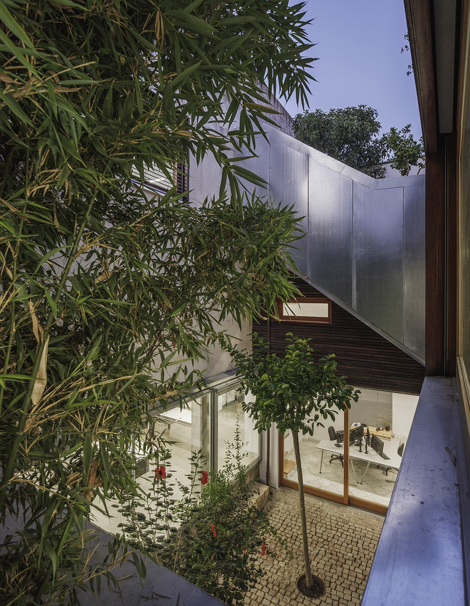 西班牙 Córdoba 街区内院办公室 · 光与影的游戏-38