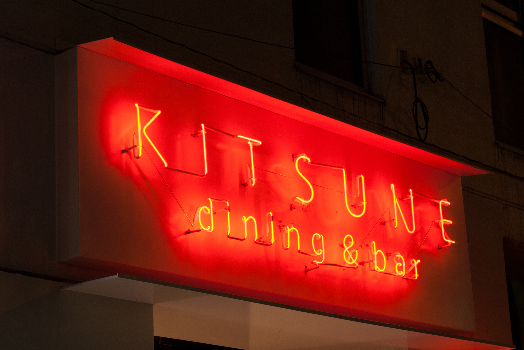 狐餐厅与酒吧·消毒湿巾 UDC （注：这里UDC若为特定名称或有特殊含义，因信息不足难以更精准，WIPE推测为消毒湿巾之类物品，但可能需根据具体情况判断 ） 丨日本东京丨洼田建筑都市研究所-19