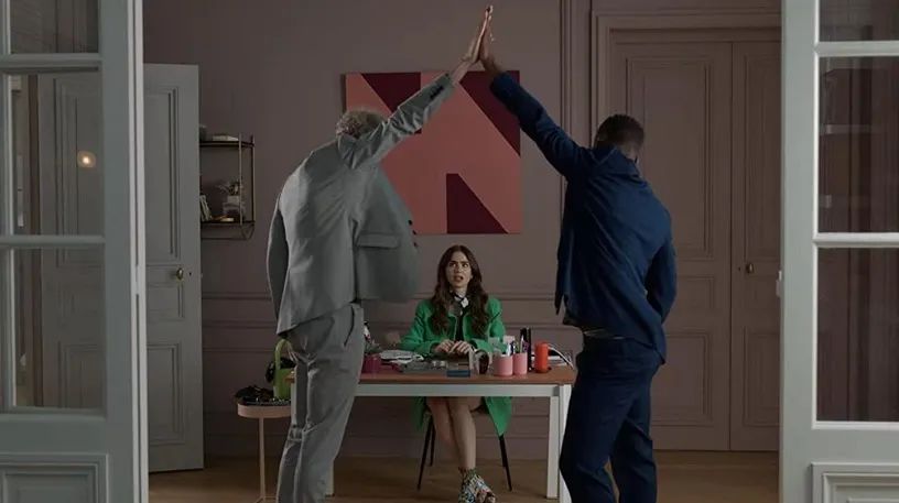 《Emily in Paris》办公室设计丨法国巴黎丨Netflix-17