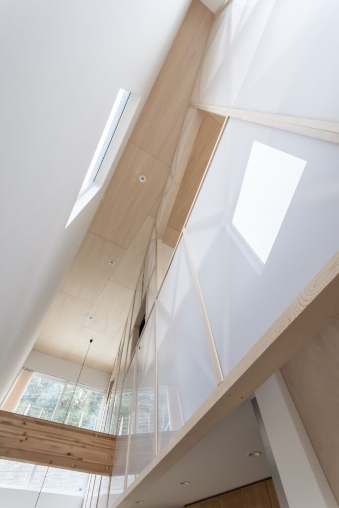 葉山に移り住み、人生が変わった――　ストーリーの詰まった“ふつうではない家” | Architecture | 100%LiFE-0