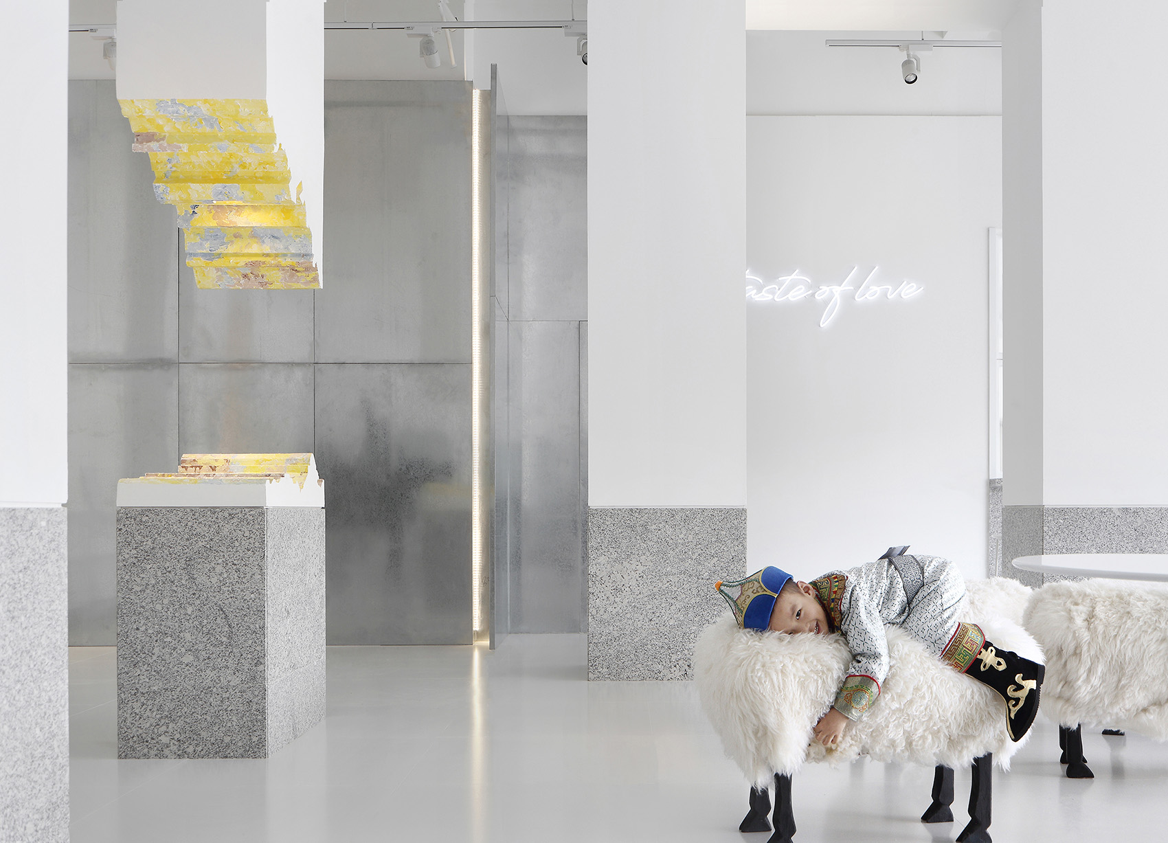 羊背上的甜品店，鄂尔多斯 / 尔我空间设计研究室-3