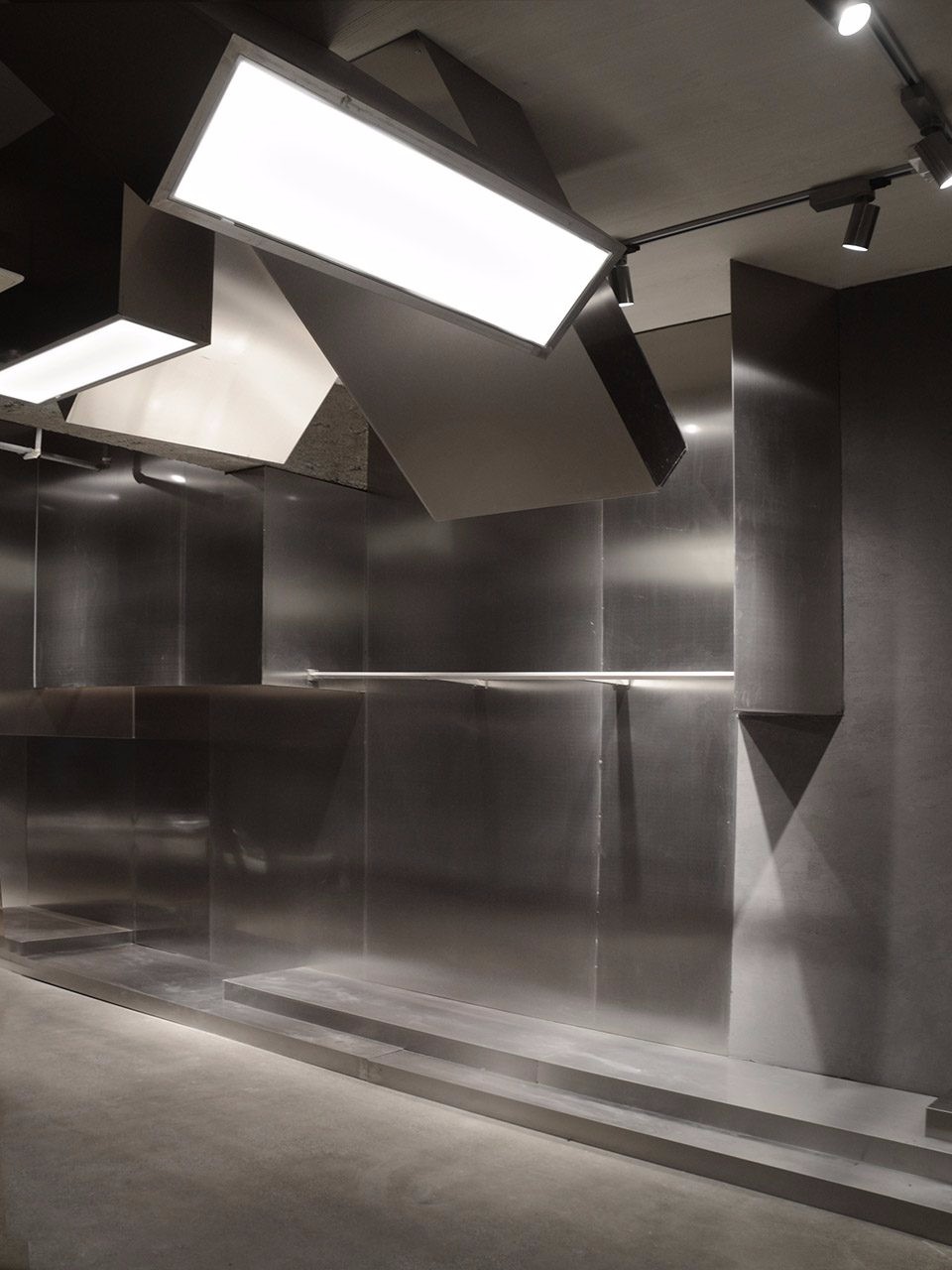 易写：魅影重重的简易黑色品牌男装店-10