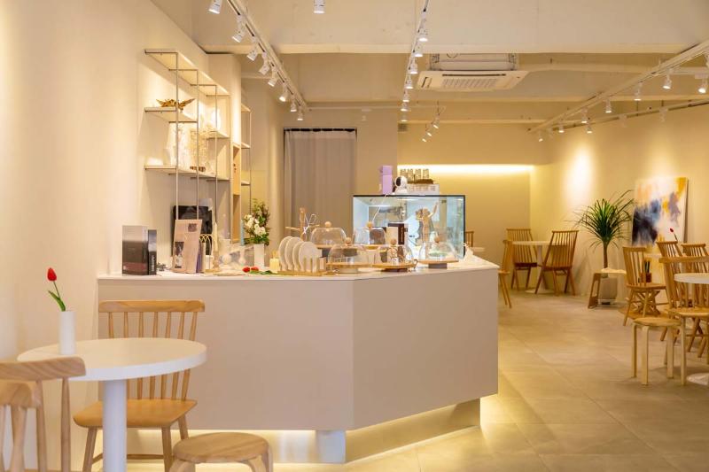 明亮简约的 24 平米咖啡厅设计-5