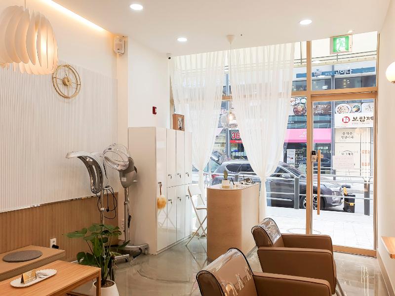 简约美容院 10 坪空间设计，明亮照明点睛之笔-8