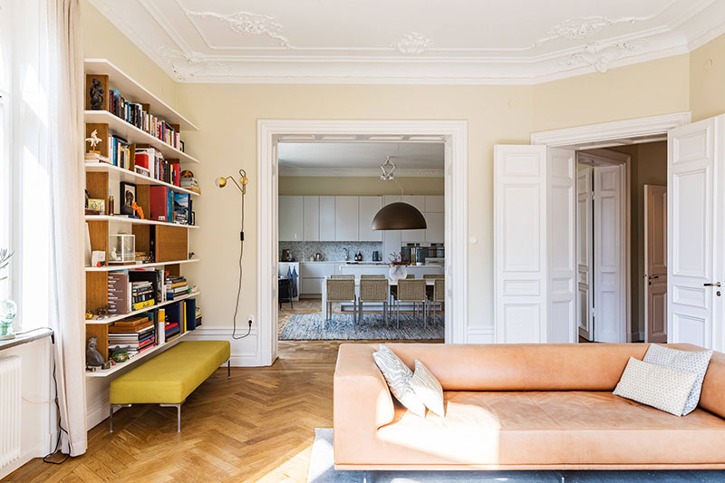 斯德哥尔摩阳光宽敞公寓，古董建筑中的温馨黄褐色空间-4