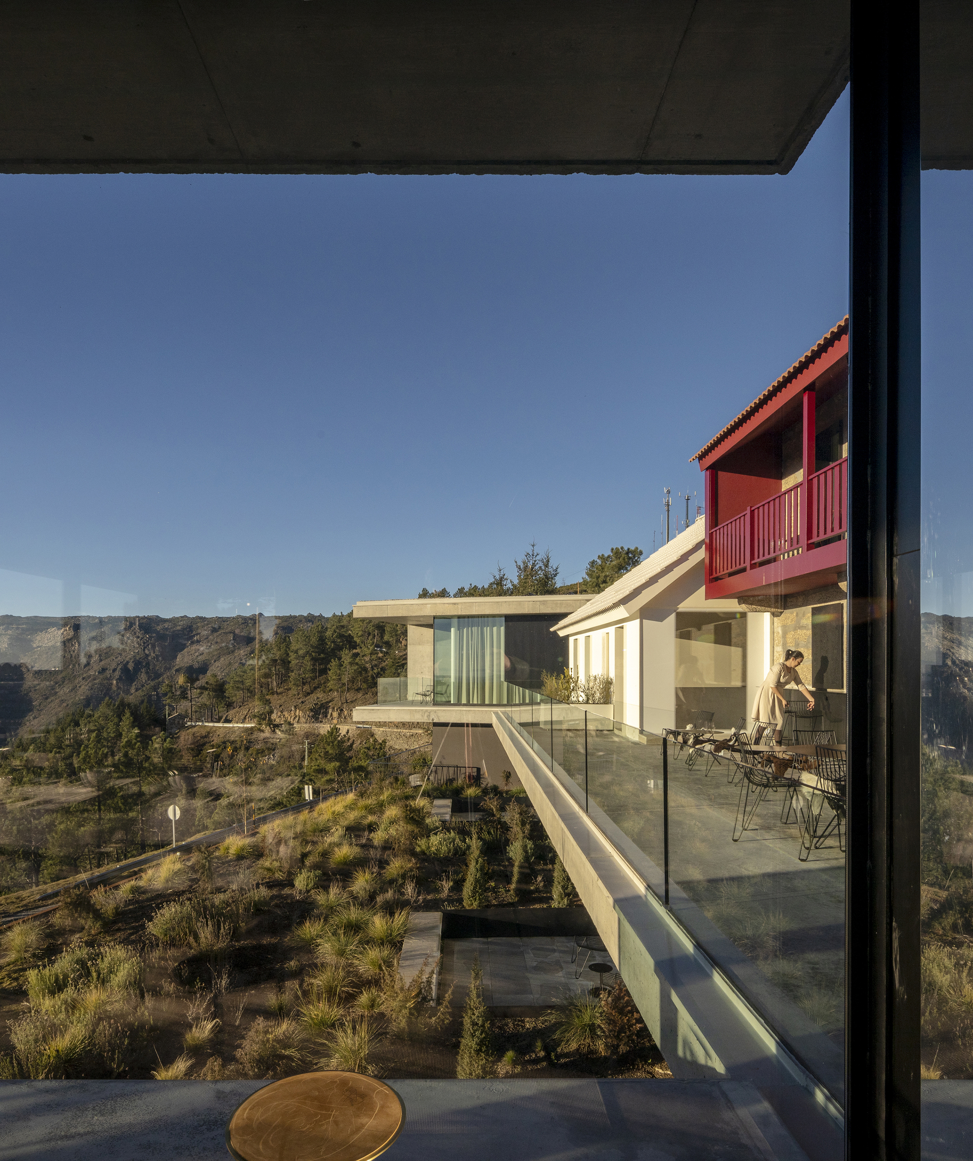 葡萄牙山区酒店融入本土文化,呈现现代与传统之美-1