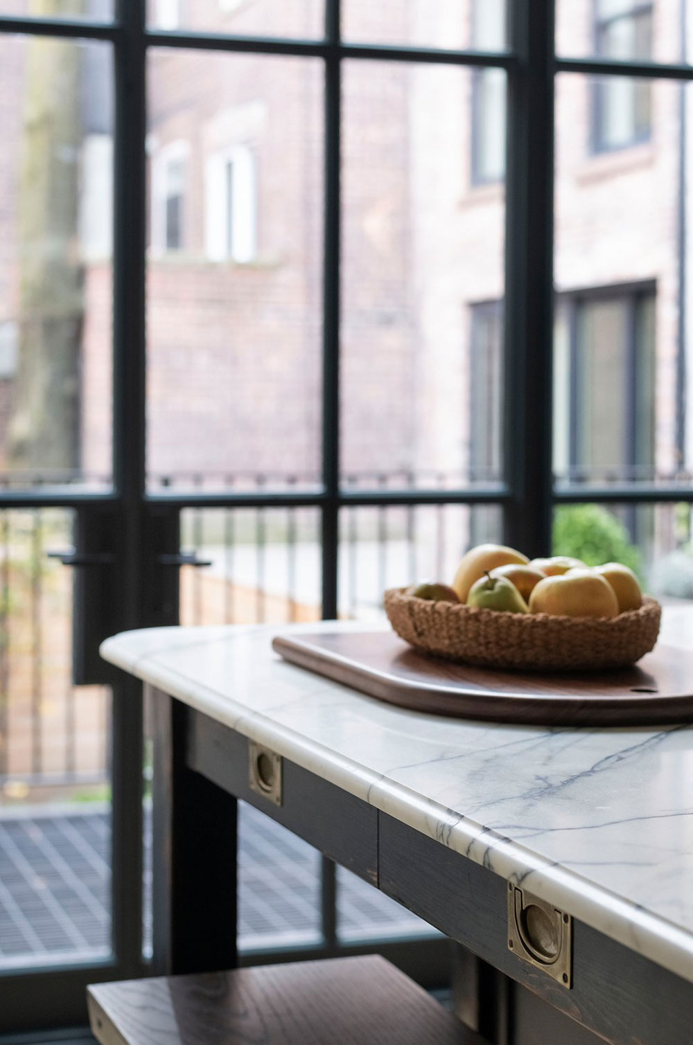 纽约西村历史悠久的褐石建筑的优雅改造-11