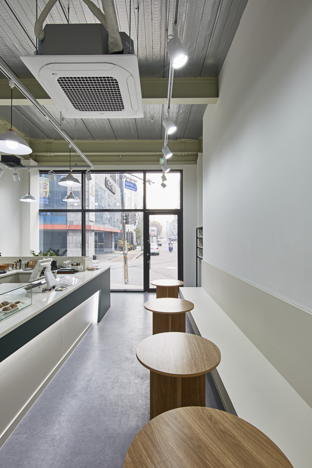 色彩点睛的 14 平米咖啡厅，打造温馨小空间-9