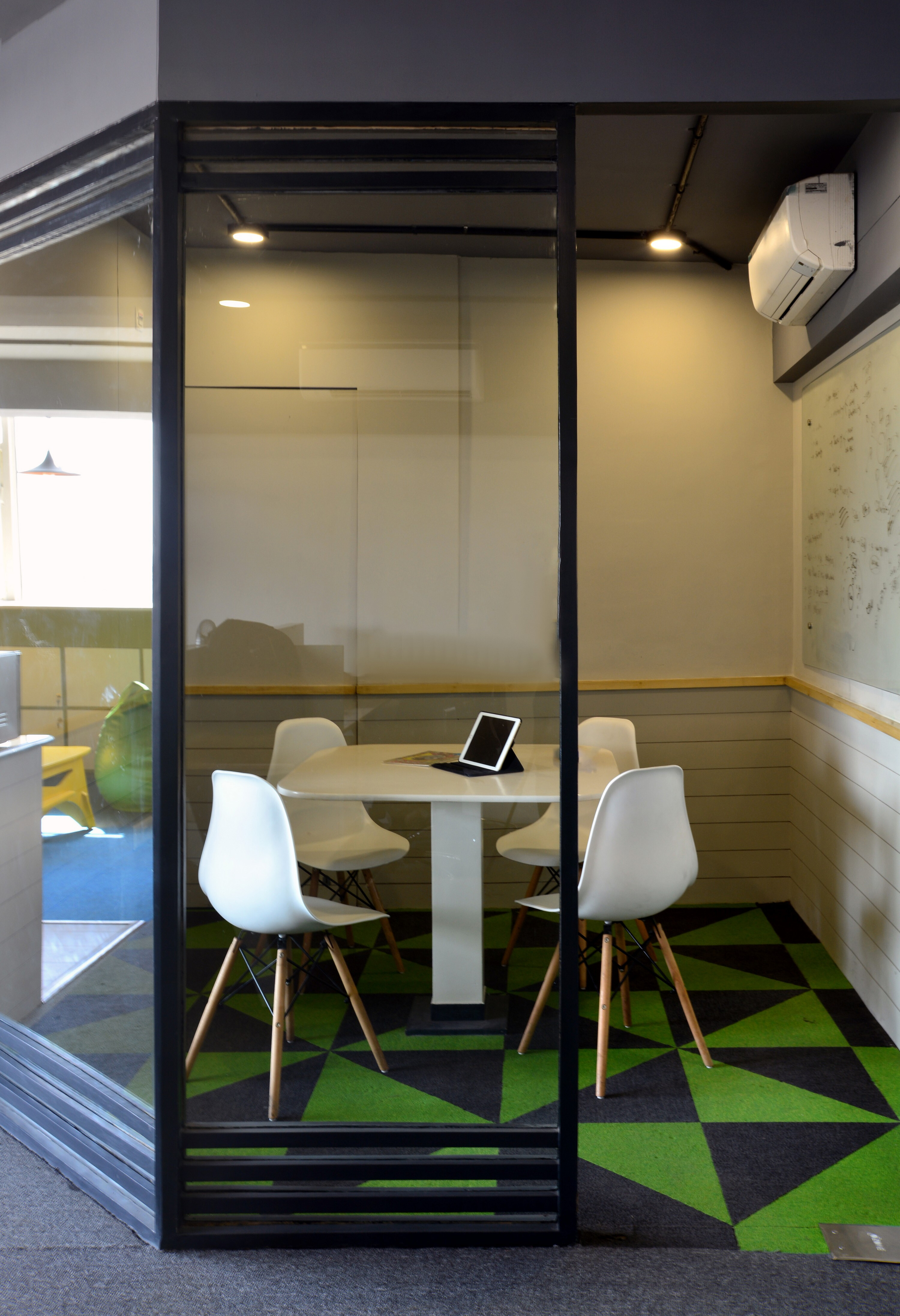 印度 SENRA 物联网公司极简工业风办公室设计-20