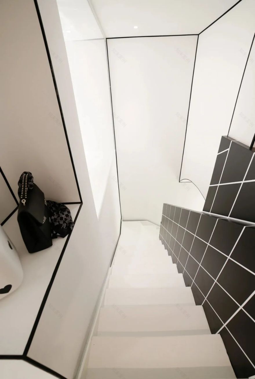 黑白内饰碰撞极简空间-25