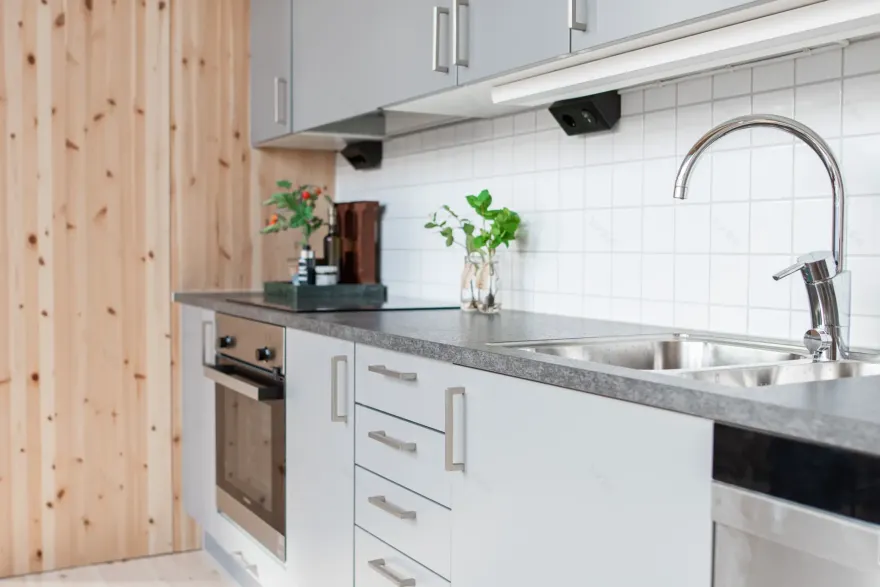 粗糙混凝土墙上的温暖迷你复式公寓-4