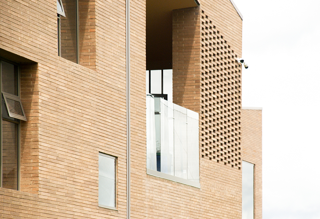 哥伦比亚英裔学前教育机构

注：由于没有足够背景信息，PREESCOLAR一般指学前教育相关，ANGLO常表示英裔、与英语国家相关，COLOMBIANO是哥伦比亚的意思，这样翻译相对能体现整体含义，但可能需结合具体场景进一步精准化 丨Colombia-24