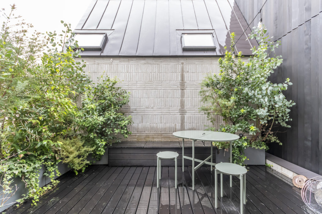 シックで落ち着きのある住空間建築と自然の力で生きる力が高まる | Style of Life | 100%LiFE-17