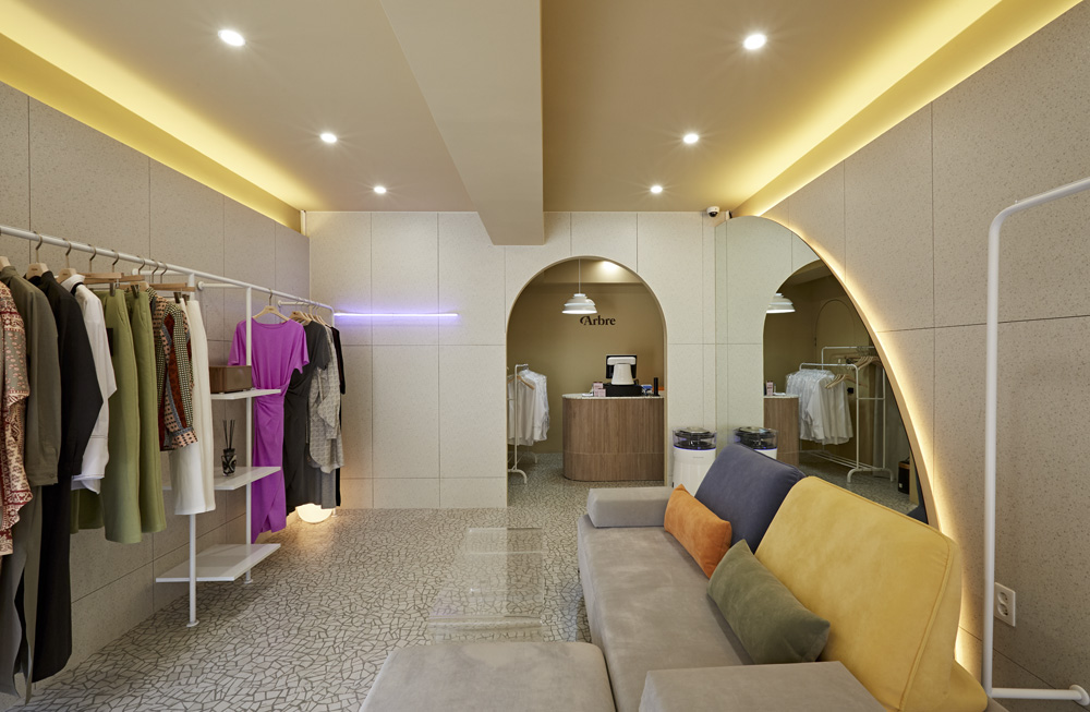 简约照明点亮 13 坪女性服装店-4