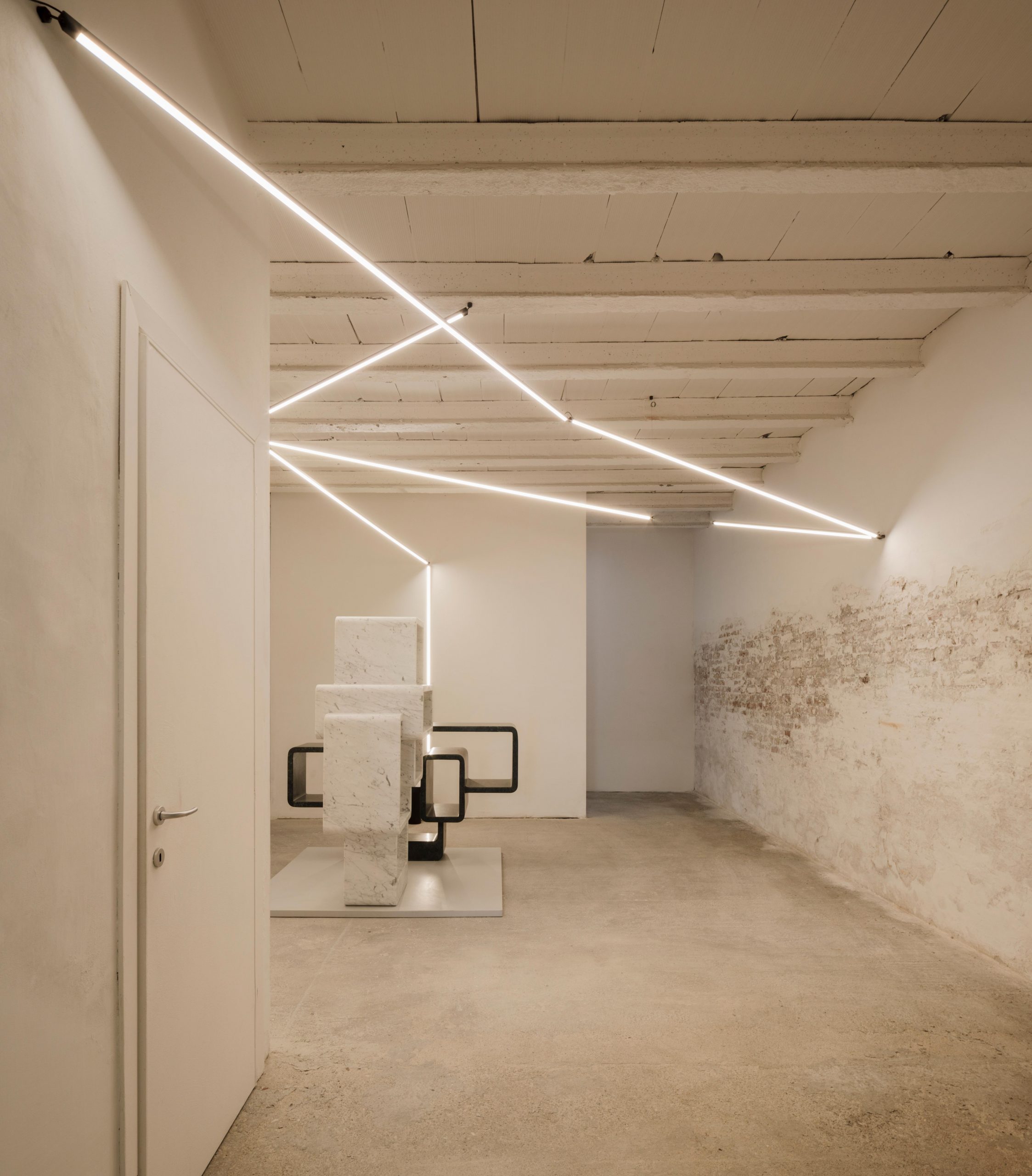 威尼斯设计双年展 2021 | Sticks 照明装置点亮 SPUMA 艺术空间-6