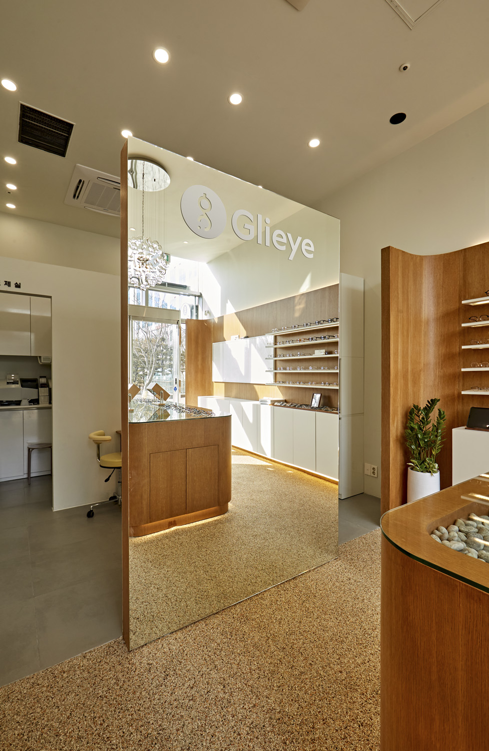 白色与木色，打造 11 平米极简眼镜店-14