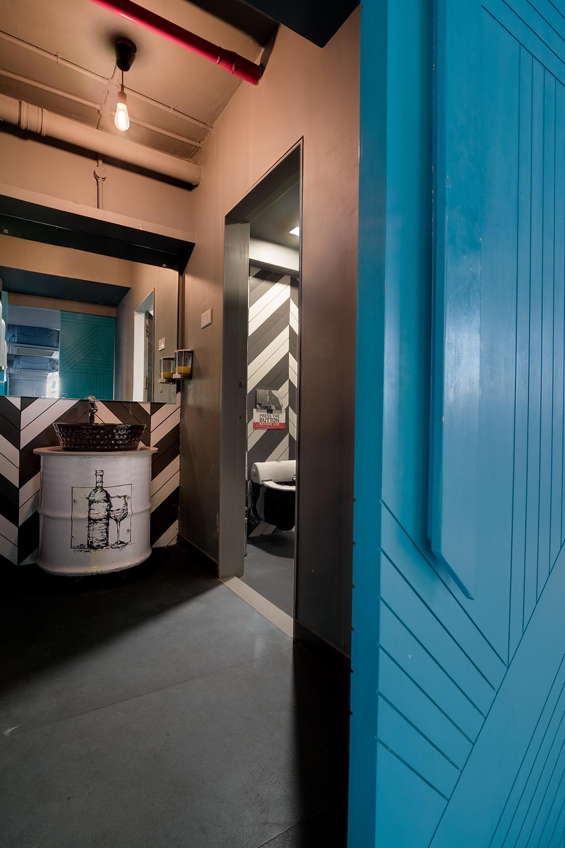 破壁而出 · 废旧材料打造的创意餐厅-5