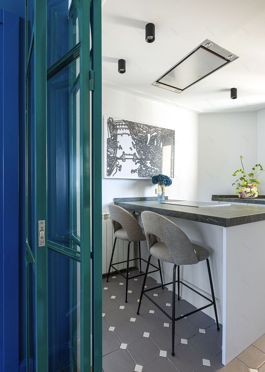色彩斑斓的马德里公寓 | 绿与蓝的完美融合-9