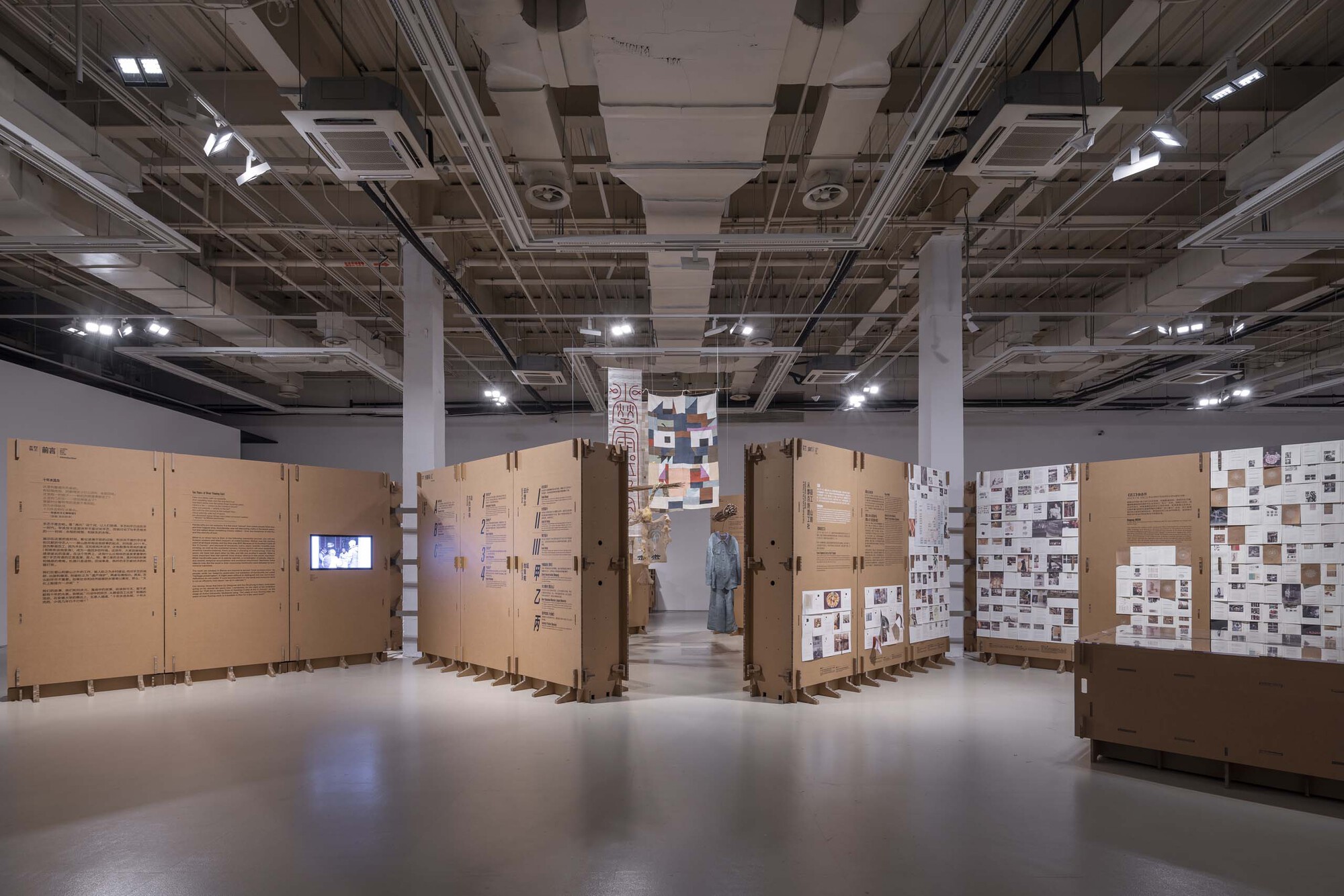 Exhibition Space Formed by Corrugated Cardboards / LUO studio-43